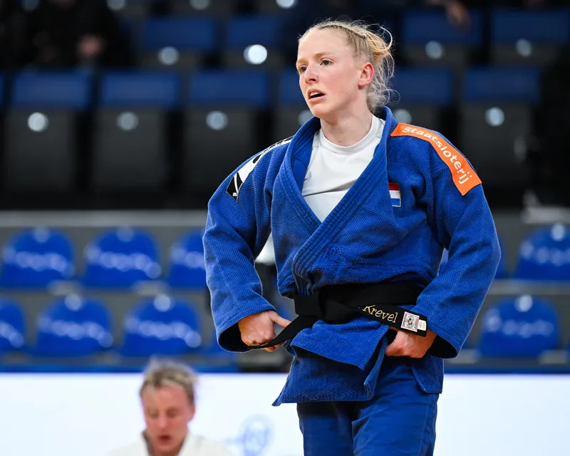 Naomi van Krevel in wedstrijd, in blauwe judogi op de mat