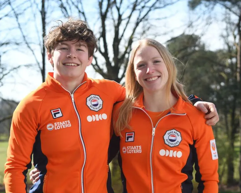 Naomi van Krevel (rechts) in het tenue van de Judo Bond Nederland